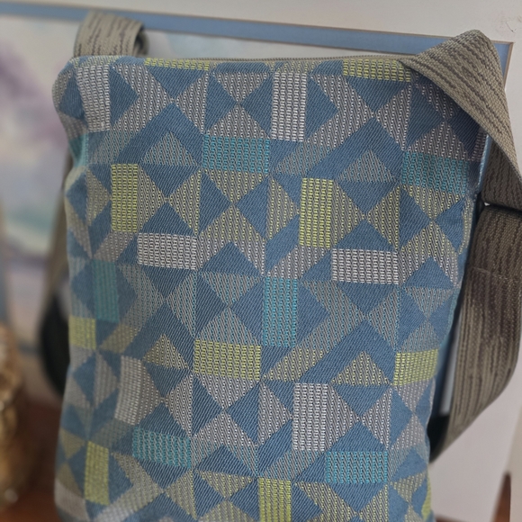 Chic Geometric Crossbody Bag in Blue and Green - Picture 3 of 8